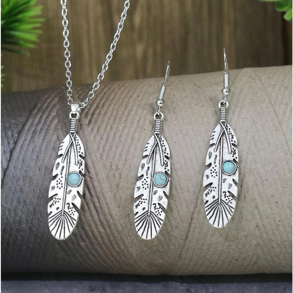 Turquoise feather pendent necklace and feather drop earrings - Picture 1 of 9